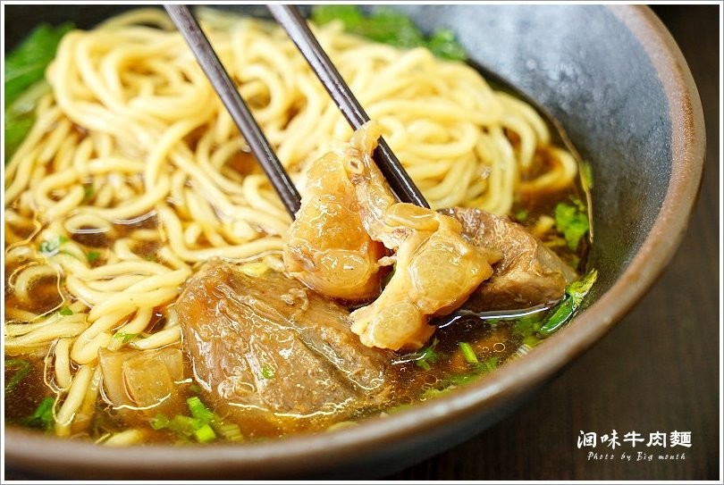 【台中美食】洄味牛肉麵‧無骨牛小排上桌，霸王18鮮紅燒牛肉麵超過癮，繁瑣費工的好味道! - 大口老師的走跳學堂!