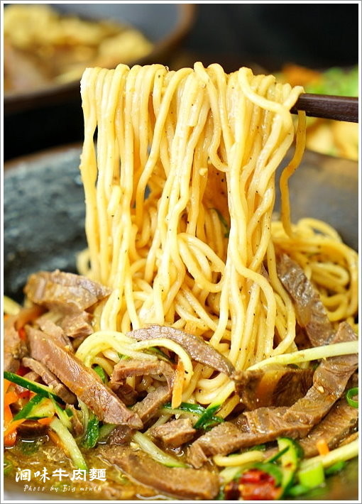【台中美食】洄味牛肉麵‧無骨牛小排上桌，霸王18鮮紅燒牛肉麵超過癮，繁瑣費工的好味道! - 大口老師的走跳學堂!