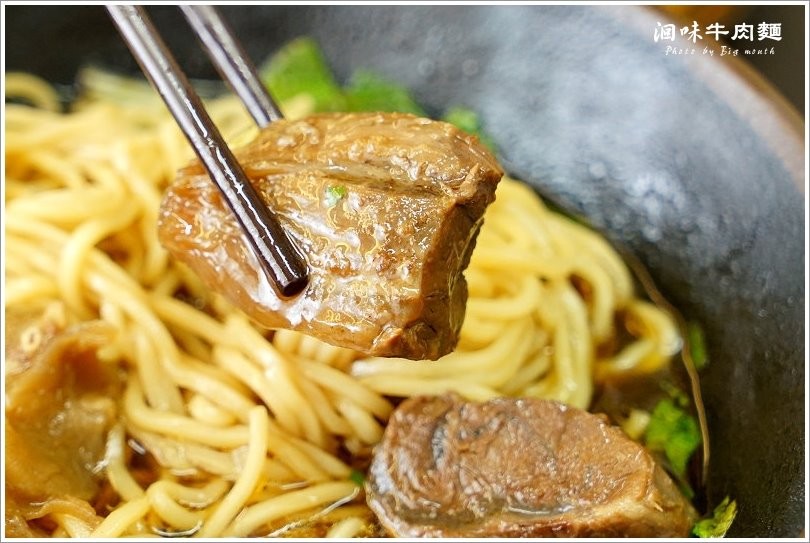 【台中美食】洄味牛肉麵‧無骨牛小排上桌，霸王18鮮紅燒牛肉麵超過癮，繁瑣費工的好味道! - 大口老師的走跳學堂!