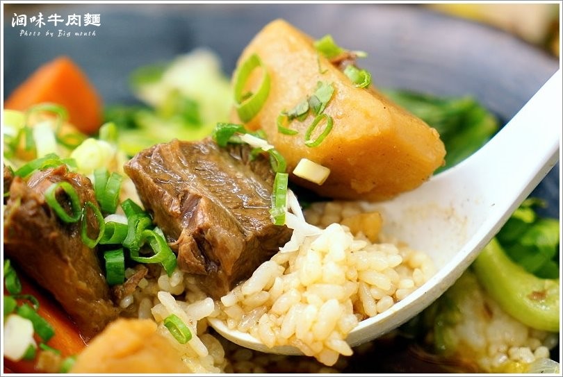 【台中美食】洄味牛肉麵‧無骨牛小排上桌，霸王18鮮紅燒牛肉麵超過癮，繁瑣費工的好味道! - 大口老師的走跳學堂!