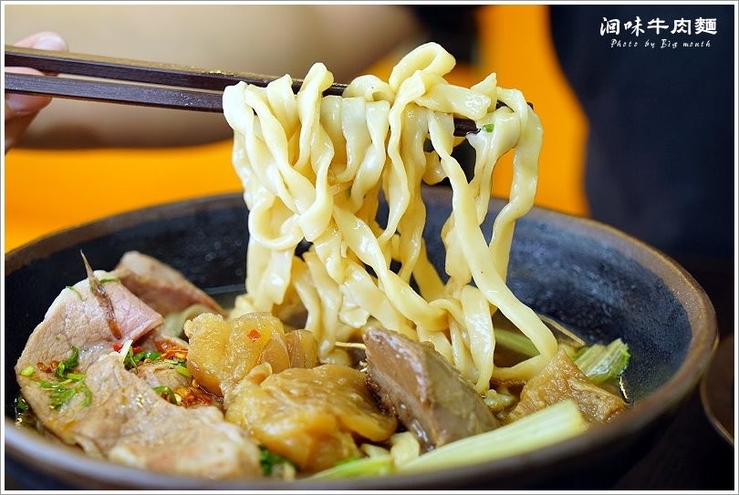 【台中美食】洄味牛肉麵‧無骨牛小排上桌，霸王18鮮紅燒牛肉麵超過癮，繁瑣費工的好味道! - 大口老師的走跳學堂!