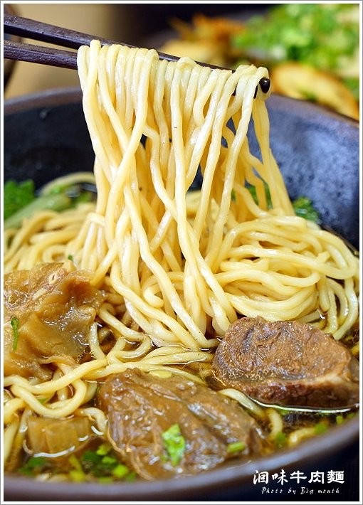 【台中美食】洄味牛肉麵‧無骨牛小排上桌，霸王18鮮紅燒牛肉麵超過癮，繁瑣費工的好味道! - 大口老師的走跳學堂!