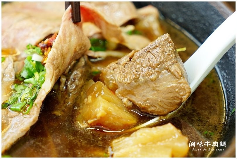 【台中美食】洄味牛肉麵‧無骨牛小排上桌，霸王18鮮紅燒牛肉麵超過癮，繁瑣費工的好味道! - 大口老師的走跳學堂!