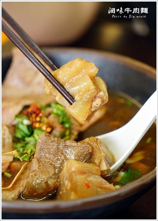 【台中美食】洄味牛肉麵‧無骨牛小排上桌，霸王18鮮紅燒牛肉麵超過癮，繁瑣費工的好味道! - 大口老師的走跳學堂!
