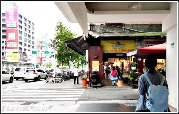 老蔡水煎包(大安店)： 《台北信維市場小吃》下班後給家人外帶回家的熱騰騰小吃-『老蔡水煎包-(大安店)』的水煎包