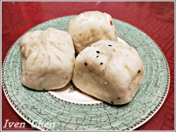 老蔡水煎包(大安店)： 《台北信維市場小吃》下班後給家人外帶回家的熱騰騰小吃-『老蔡水煎包-(大安店)』的水煎包