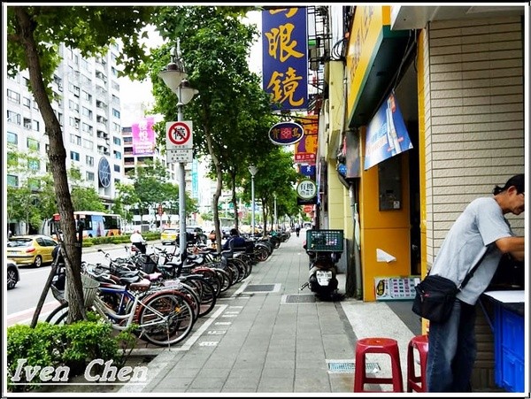 老蔡水煎包(大安店)： 《台北信維市場小吃》下班後給家人外帶回家的熱騰騰小吃-『老蔡水煎包-(大安店)』的水煎包