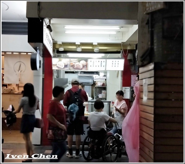 老蔡水煎包(大安店)： 《台北信維市場小吃》下班後給家人外帶回家的熱騰騰小吃-『老蔡水煎包-(大安店)』的水煎包