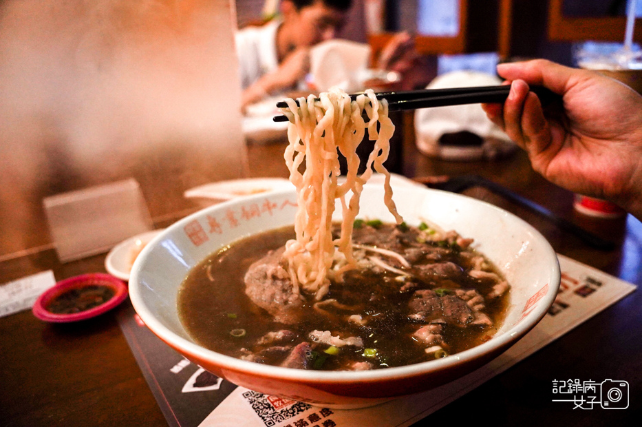 20金門美食良金牧場工廠金門現沖酒糟牛肉麵紅燒藥膳湯頭.jpg