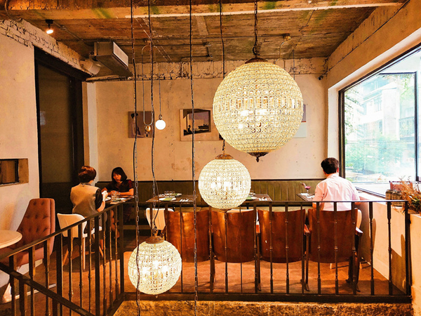 《Truffles Aroma 舒服氣息》古件堆疊的浪漫歐風情境，連甜點都美得像幅畫！