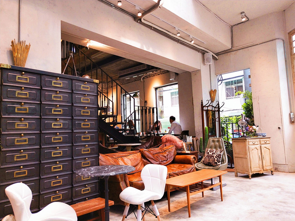 《Truffles Aroma 舒服氣息》古件堆疊的浪漫歐風情境，連甜點都美得像幅畫！