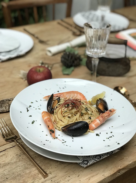 《Truffles Aroma 舒服氣息》古件堆疊的浪漫歐風情境，連甜點都美得像幅畫！