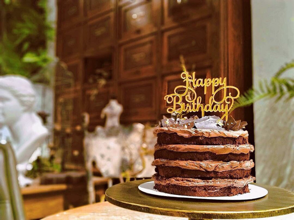 《Truffles Aroma 舒服氣息》古件堆疊的浪漫歐風情境，連甜點都美得像幅畫！