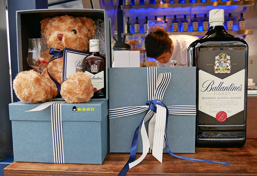 PIER 5貨櫃市集》百齡罈「B HOUSE」貨櫃酒吧●顏值最高酒吧! 飲品霸主美翻天調酒 最新台北IG打卡景點 台北貨櫃市集/大稻埕碼頭貨櫃市集