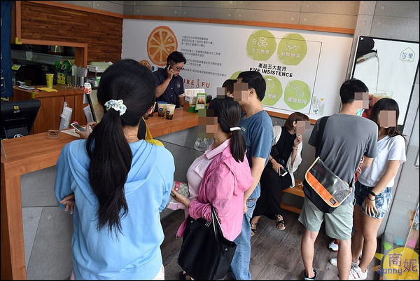 拾覺細做輕飲(大里分店)：台中療癒系飲料。拾覺。牛奶糖珍奶拿鐵喚起童年美好回憶