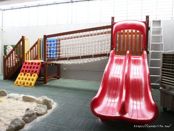 黃色風箏 Yellowkite:台南住宿│台南民宿 黃色風箏 Yellowkite〃台南親子住宿推薦,多款主題特色房型,房間還有溜滑梯讓小朋友們也瘋狂~