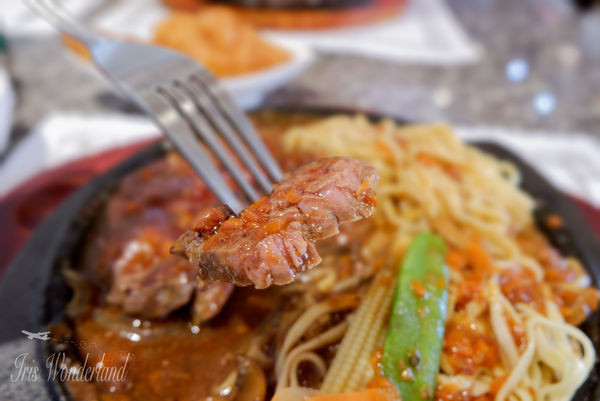 【食記】桃園・龍潭｜牛唄唄庭園式牛排，適合親子的平價牛排館，在戶外庭園式座位好好享用一頓吧！完整菜單