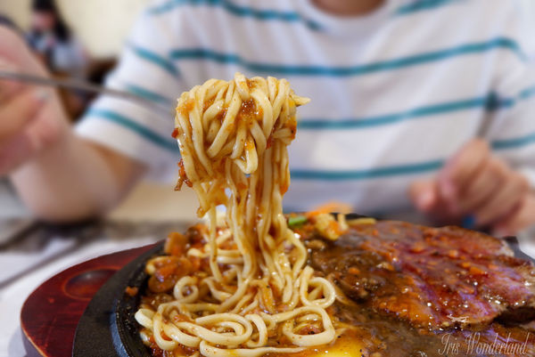 【食記】桃園・龍潭｜牛唄唄庭園式牛排，適合親子的平價牛排館，在戶外庭園式座位好好享用一頓吧！完整菜單