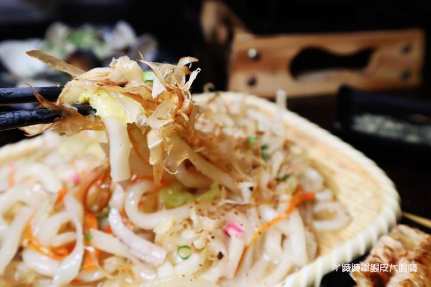 新竹平價宵夜熱炒推薦男子漢居酒屋!必吃澎湖牡蠣、冰鎮中卷、豆皮皮蛋串跟手工豆干