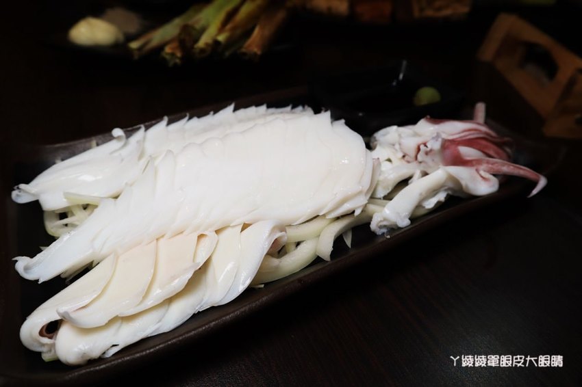 新竹平價宵夜熱炒推薦男子漢居酒屋!必吃澎湖牡蠣、冰鎮中卷、豆皮皮蛋串跟手工豆干