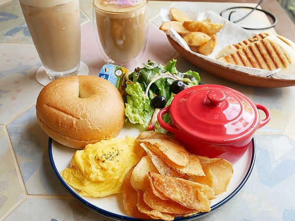 誠吾早午餐 Chéngwú Brunch：誠吾早午餐 Chéngwú Brunch-台南中西區早午餐  住宅區內網美級裝潢  水耕生菜享用更安心  還有牽絲無極限的帕尼尼必嚐