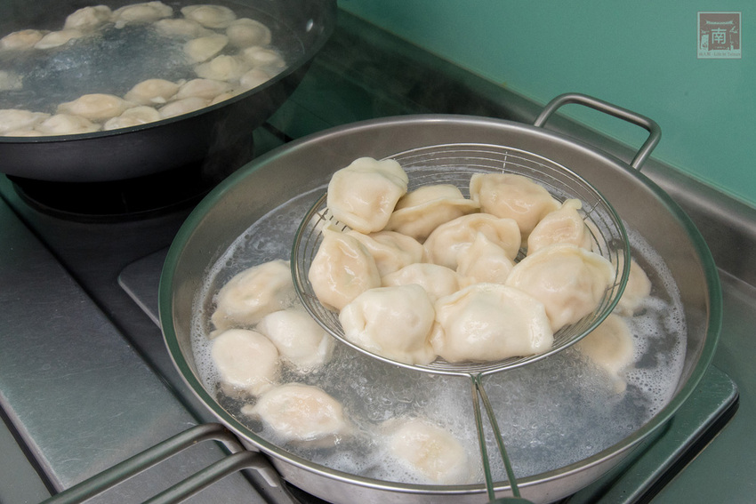 【團購美食】超人氣團購水餃|個頭好大還會爆汁|傳承眷村好味道|履歷水餃|牛肉水餃|究好豬肉水餃~餃當家 - 南人幫