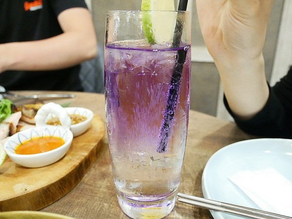 意思泰泰國菜&精釀啤酒:意思泰泰國菜&精釀啤酒-台中SOGO泰式料理 藍象廷旗下品牌 餐點選擇多 單點、套餐各取所需 多人享用更適合