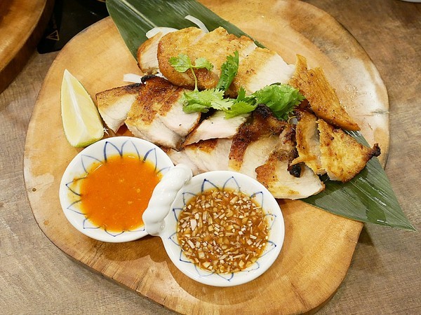 意思泰泰國菜&精釀啤酒:意思泰泰國菜&精釀啤酒-台中SOGO泰式料理 藍象廷旗下品牌 餐點選擇多 單點、套餐各取所需 多人享用更適合