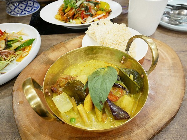 意思泰泰國菜&精釀啤酒:意思泰泰國菜&精釀啤酒-台中SOGO泰式料理 藍象廷旗下品牌 餐點選擇多 單點、套餐各取所需 多人享用更適合