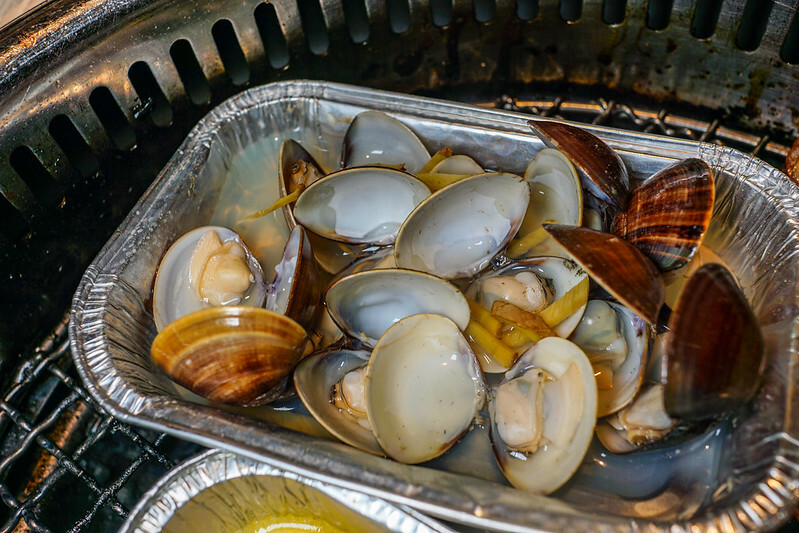 桃園燒肉吃到飽！燒肉道超酷軌道送肉，海鮮火鍋也超讚，聚餐首選。
