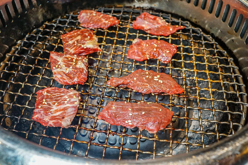 桃園燒肉吃到飽！燒肉道超酷軌道送肉，海鮮火鍋也超讚，聚餐首選。