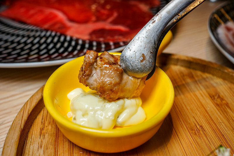 桃園燒肉吃到飽！燒肉道超酷軌道送肉，海鮮火鍋也超讚，聚餐首選。