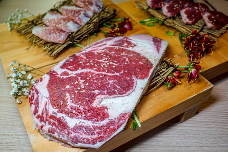 桃園燒肉吃到飽！燒肉道超酷軌道送肉，海鮮火鍋也超讚，聚餐首選。