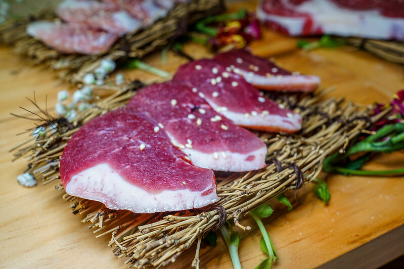 桃園燒肉吃到飽！燒肉道超酷軌道送肉，海鮮火鍋也超讚，聚餐首選。