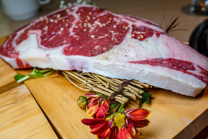 桃園燒肉吃到飽！燒肉道超酷軌道送肉，海鮮火鍋也超讚，聚餐首選。