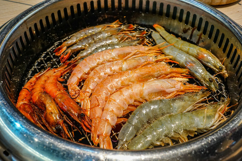 桃園燒肉吃到飽！燒肉道超酷軌道送肉，海鮮火鍋也超讚，聚餐首選。