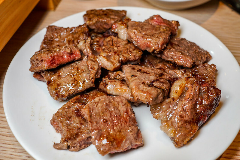 桃園燒肉吃到飽！燒肉道超酷軌道送肉，海鮮火鍋也超讚，聚餐首選。