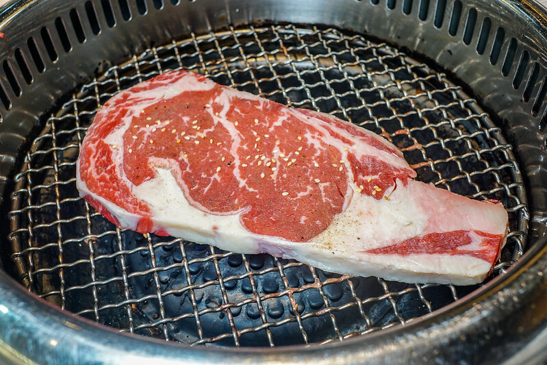 桃園燒肉吃到飽！燒肉道超酷軌道送肉，海鮮火鍋也超讚，聚餐首選。