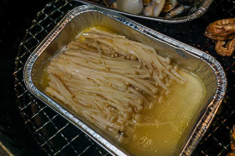 桃園燒肉吃到飽！燒肉道超酷軌道送肉，海鮮火鍋也超讚，聚餐首選。