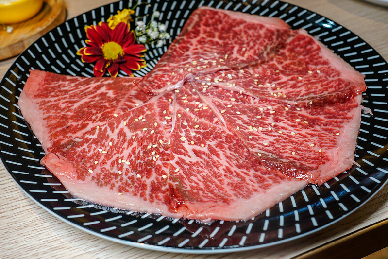 桃園燒肉吃到飽！燒肉道超酷軌道送肉，海鮮火鍋也超讚，聚餐首選。