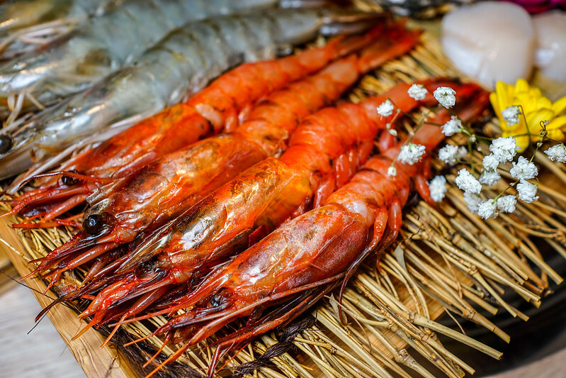 桃園燒肉吃到飽！燒肉道超酷軌道送肉，海鮮火鍋也超讚，聚餐首選。