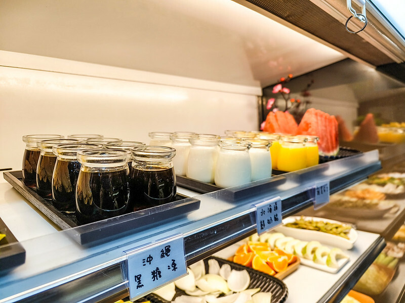 桃園燒肉吃到飽！燒肉道超酷軌道送肉，海鮮火鍋也超讚，聚餐首選。