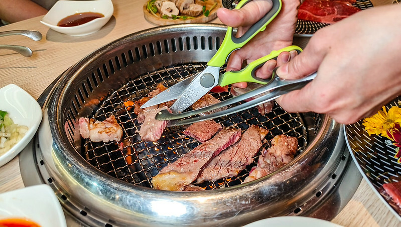桃園燒肉吃到飽！燒肉道超酷軌道送肉，海鮮火鍋也超讚，聚餐首選。