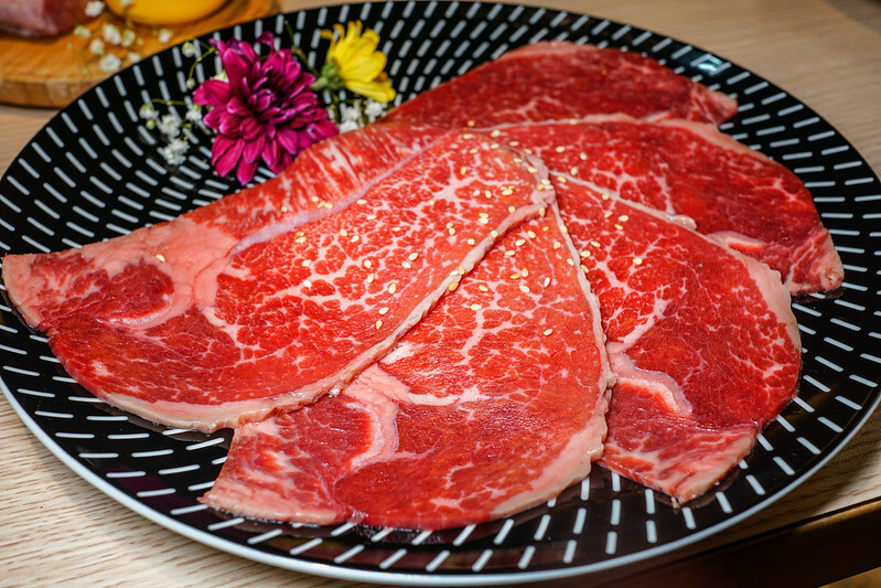 桃園燒肉吃到飽！燒肉道超酷軌道送肉，海鮮火鍋也超讚，聚餐首選。