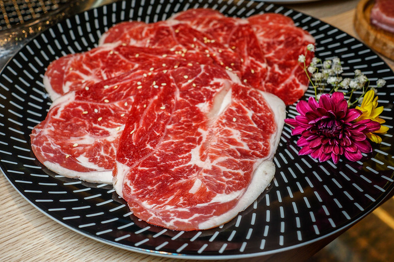 桃園燒肉吃到飽！燒肉道超酷軌道送肉，海鮮火鍋也超讚，聚餐首選。