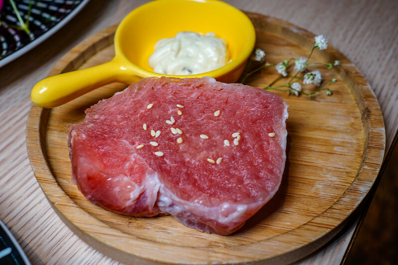 桃園燒肉吃到飽！燒肉道超酷軌道送肉，海鮮火鍋也超讚，聚餐首選。