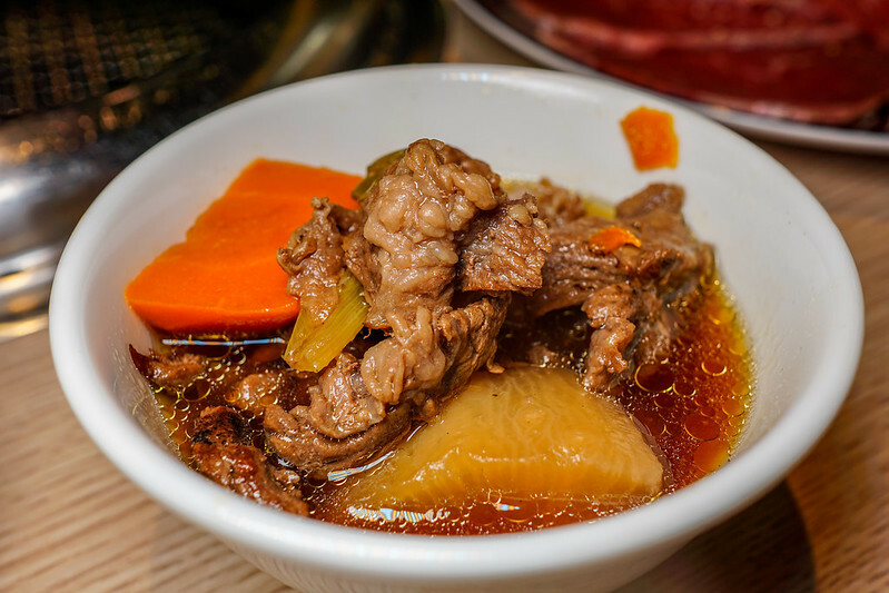 桃園燒肉吃到飽！燒肉道超酷軌道送肉，海鮮火鍋也超讚，聚餐首選。