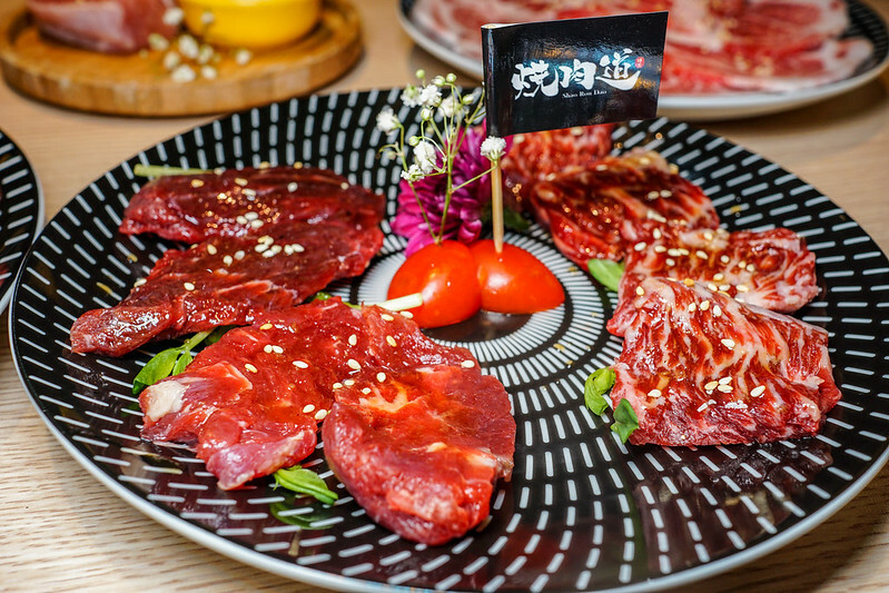 桃園燒肉吃到飽！燒肉道超酷軌道送肉，海鮮火鍋也超讚，聚餐首選。