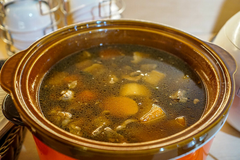 桃園燒肉吃到飽！燒肉道超酷軌道送肉，海鮮火鍋也超讚，聚餐首選。