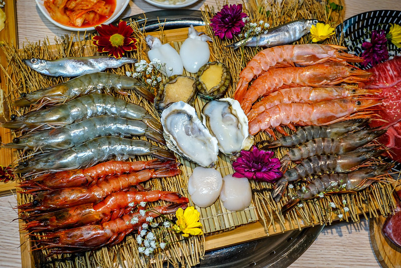 桃園燒肉吃到飽！燒肉道超酷軌道送肉，海鮮火鍋也超讚，聚餐首選。